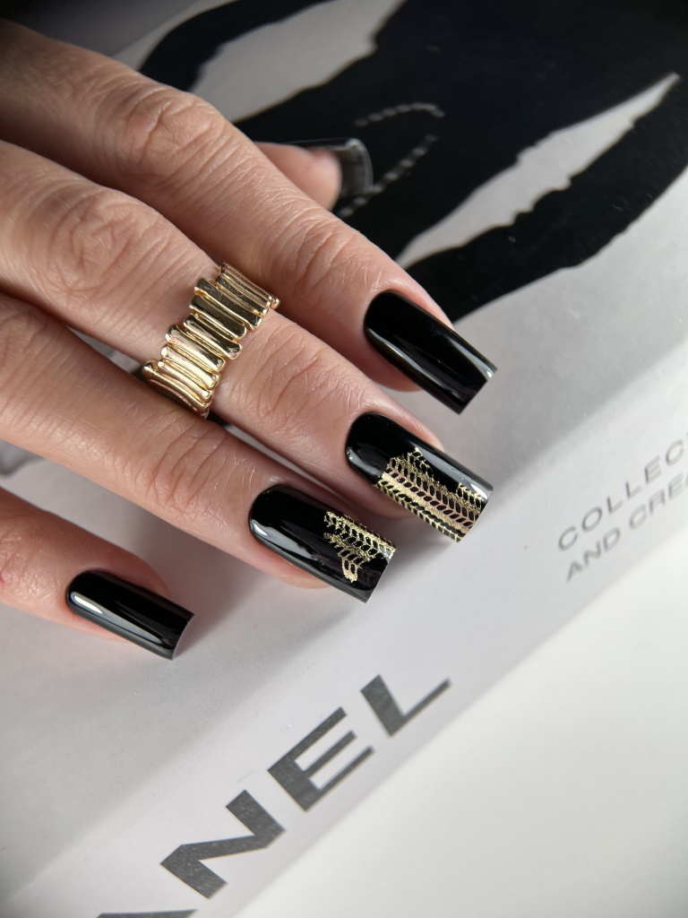 черный маникюр с поталью.JPG